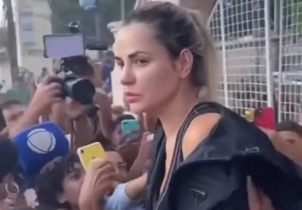 Deolane Bezerra deixa prisão e é ovacionada por fãs; veja vídeo