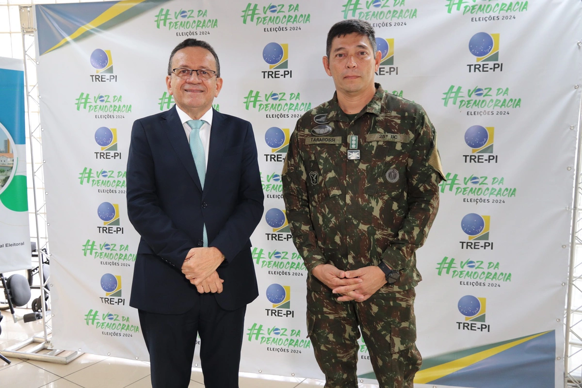 Desembargador Sebastião Ribeiro Martins e coronel Tarabossi após reunião na sede do TRE-PI, nesta quinta-feira (26)