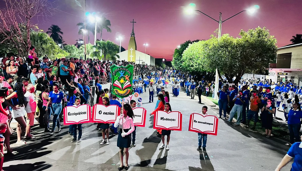 Desfile contou com a participação dos alunos da rede de pública