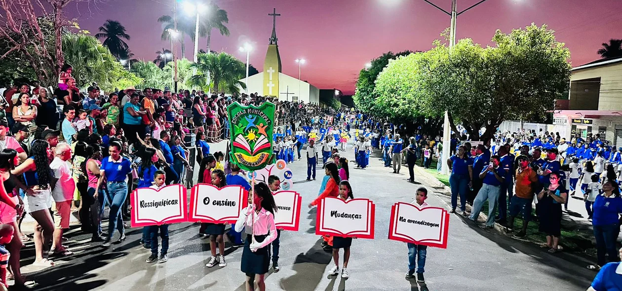 Desfile contou com a participação dos alunos da rede de pública