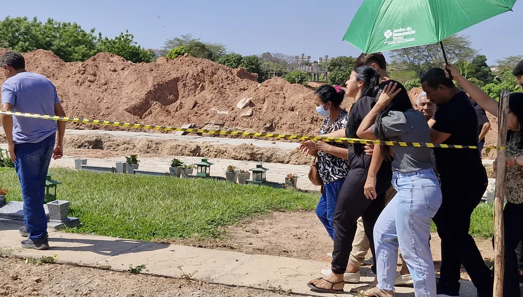 Família de Marcelo no enterro