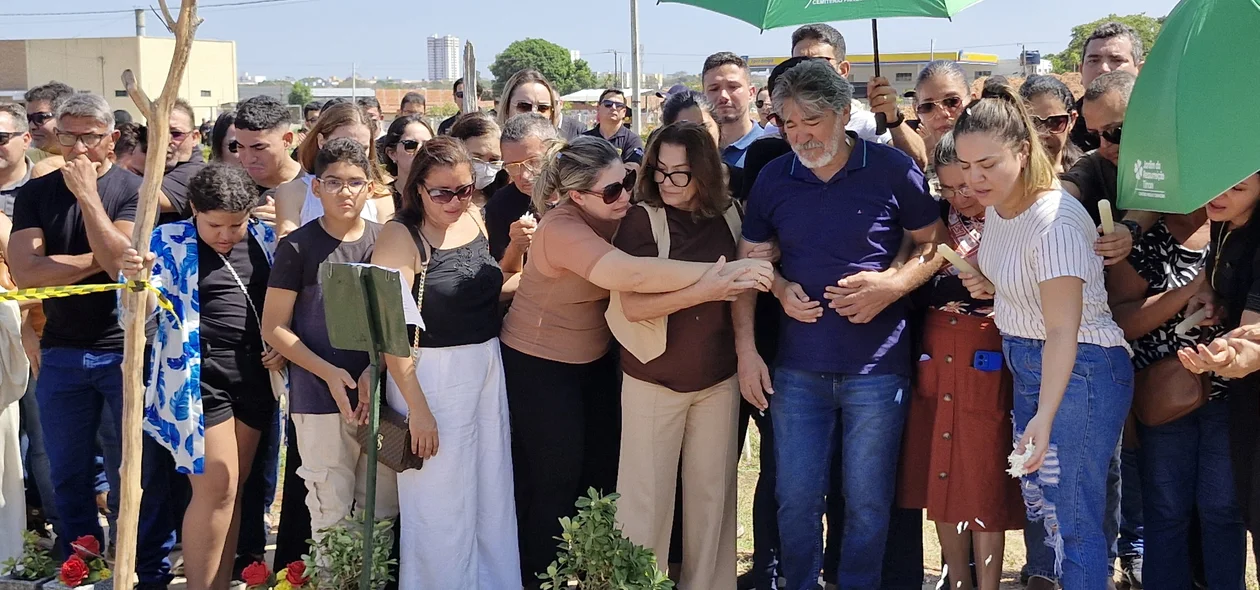 Familiares e amigos no enterro do policial