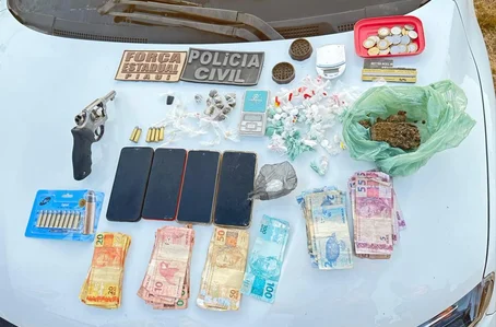 Foram apreendidas drogas como cocaína, maconha e crack