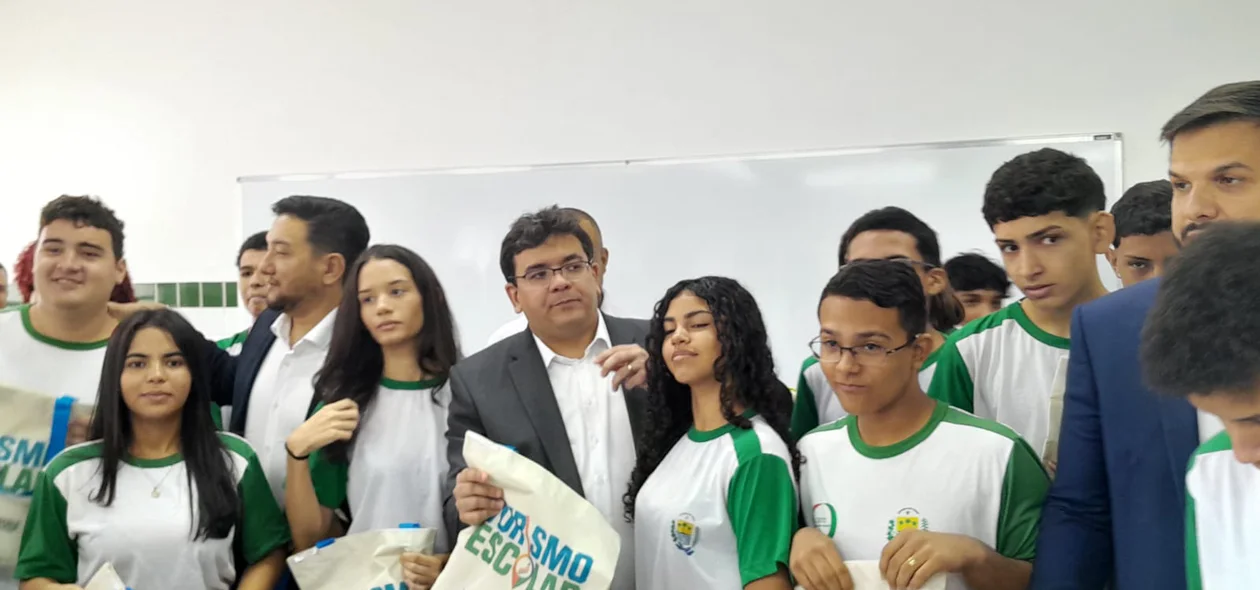 Governador Rafael Fonteles ao lado de alunos