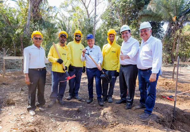 Governador Rafael Fonteles e o ministro Wellington Dias nas obras do Residencial Diuza Gonçalves