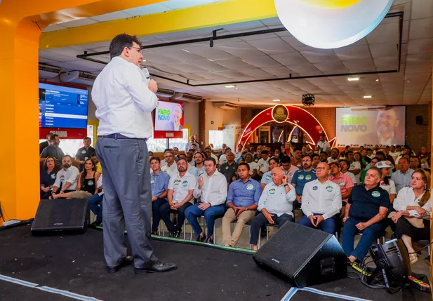 Governador Rafael Fonteles fala aos presentes em Teresina