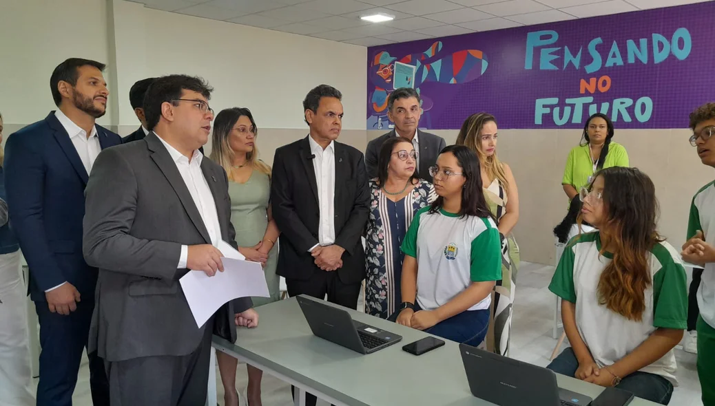 Governador Rafael Fonteles visita o CETI Duque de Caxias