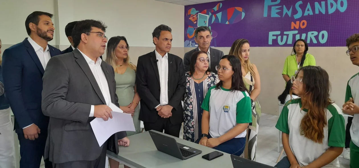 Governador Rafael Fonteles visita o CETI Duque de Caxias