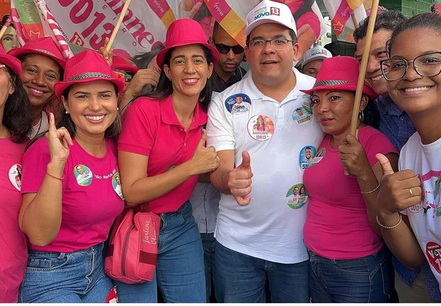 Iasminne Pinheiro ao lado do governador Rafael Fonteles e apoiadores no Centro de Teresina