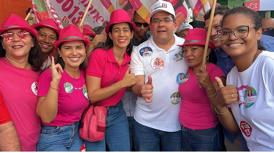 Iasminne Pinheiro ao lado do governador Rafael Fonteles e apoiadores no Centro de Teresina