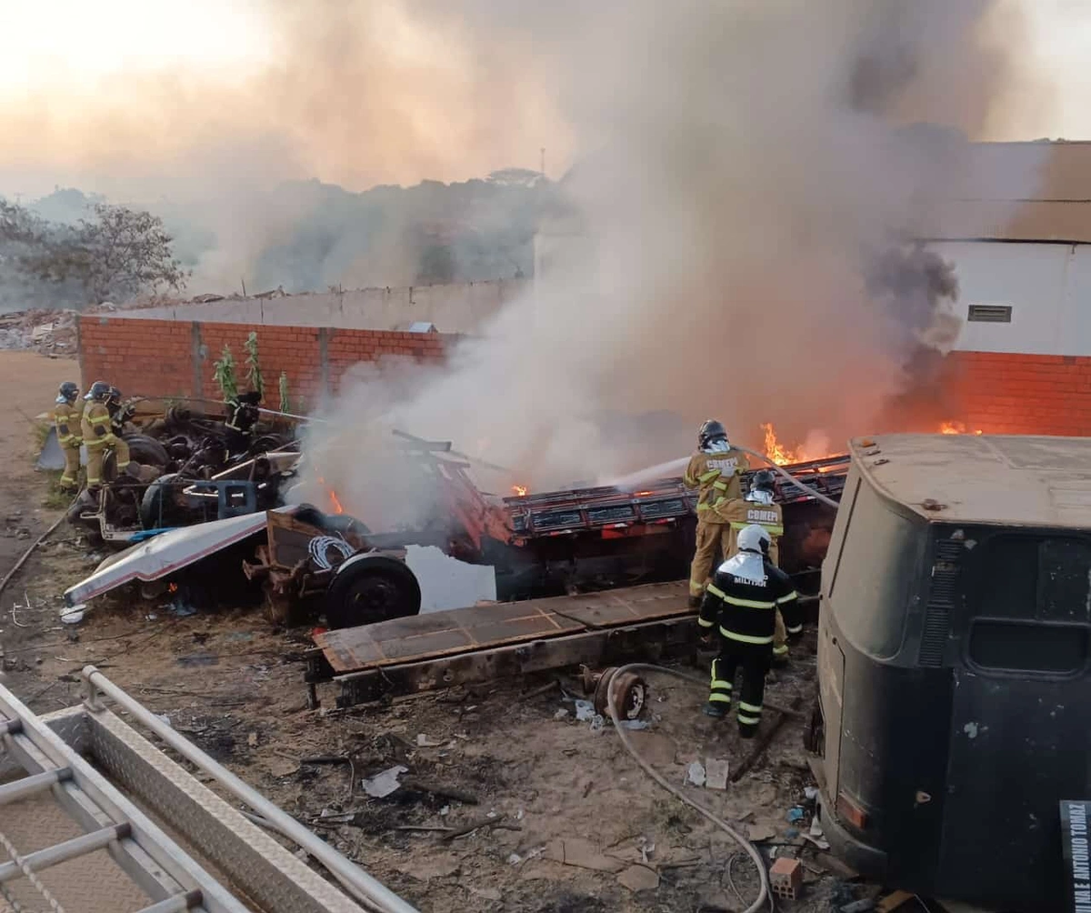 Incêndio destruiu sucata de veículos na zona sul