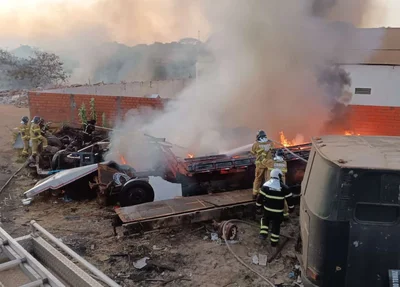 Incêndio destruiu sucata de veículos na zona sul