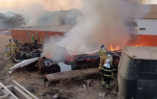 Incêndio destruiu sucata de veículos na zona sul