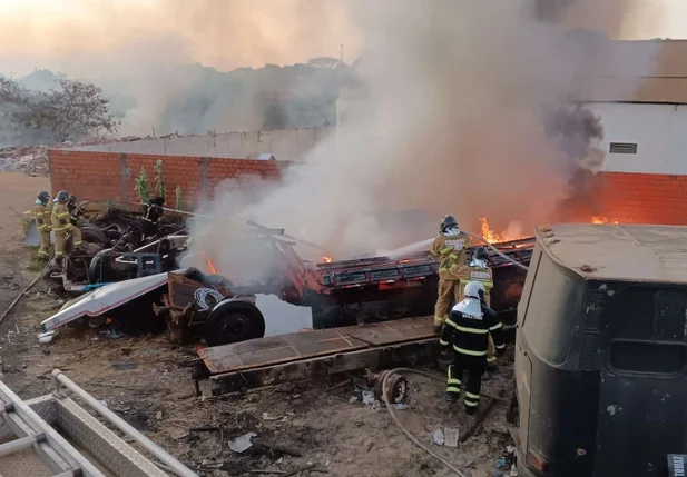 Incêndio destruiu sucata de veículos na zona sul