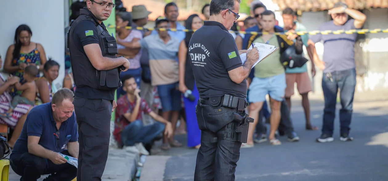 Investigadores no local do crime