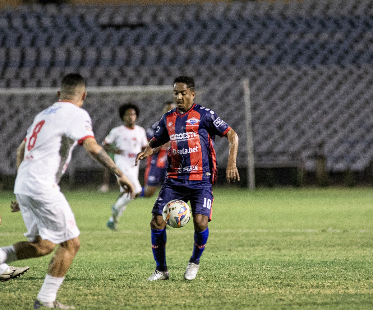 Jorge Henrique tentando jogada em partida contra o Caiçara