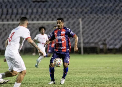 Jorge Henrique tentando jogada em partida contra o Caiçara