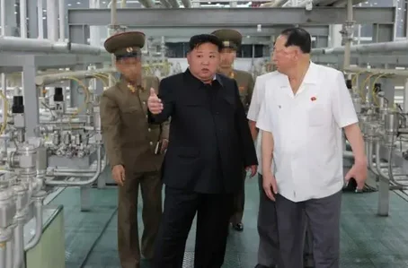 Kim afirma que o arsenal nuclear é visto como vital para enfrentar as “ameaças nucleares anti-Coreia do Norte”