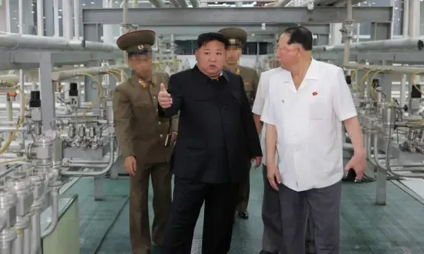 Kim afirma que o arsenal nuclear é visto como vital para enfrentar as “ameaças nucleares anti-Coreia do Norte”