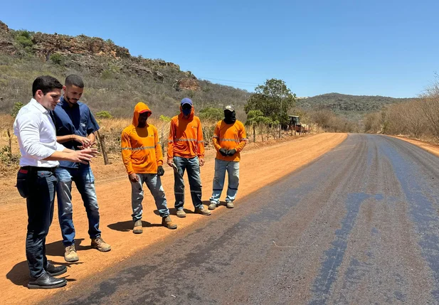 Leonardo Sobral vistoria obras de reconstrução da rodovia PI 245