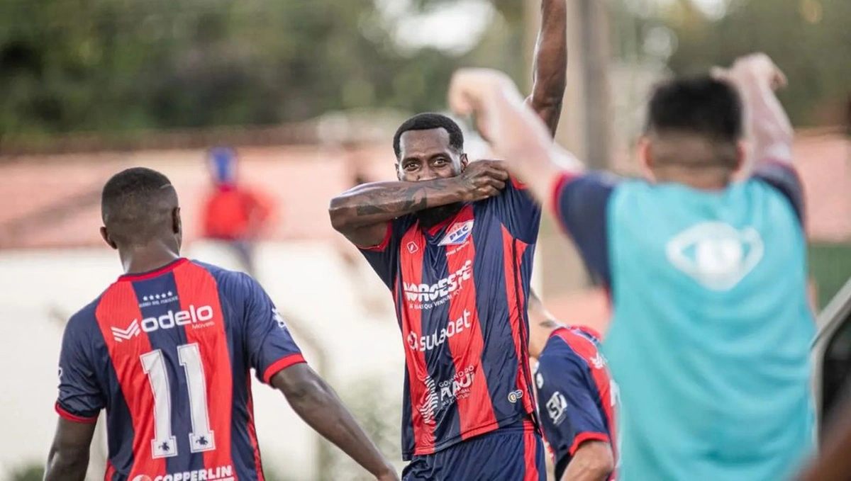 Luizão marcou o segundo gol do Piauí