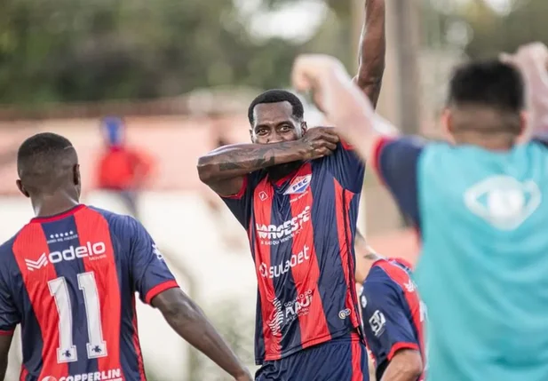 Luizão marcou o segundo gol do Piauí