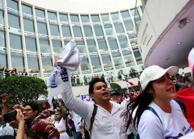 Manifestantes invadem Senado do México