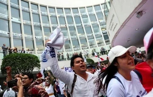 Manifestantes invadem Senado do México