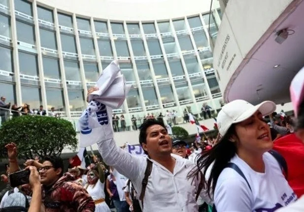 Manifestantes invadem Senado do México