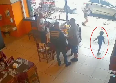 Menino saiu correndo de restaurante no Guarujá