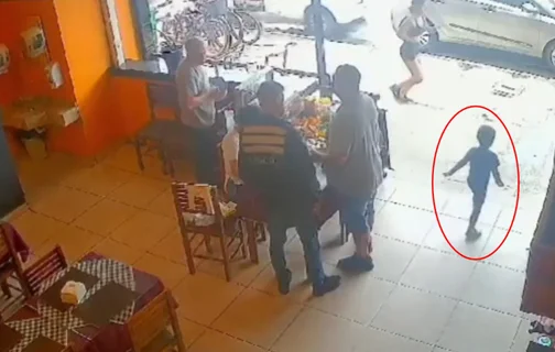 Menino saiu correndo de restaurante no Guarujá