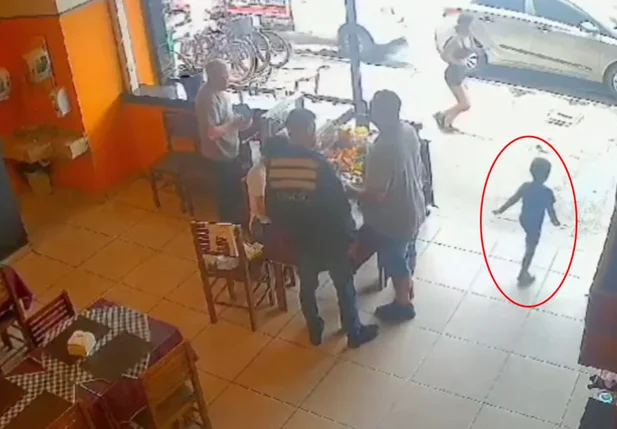 Menino saiu correndo de restaurante no Guarujá