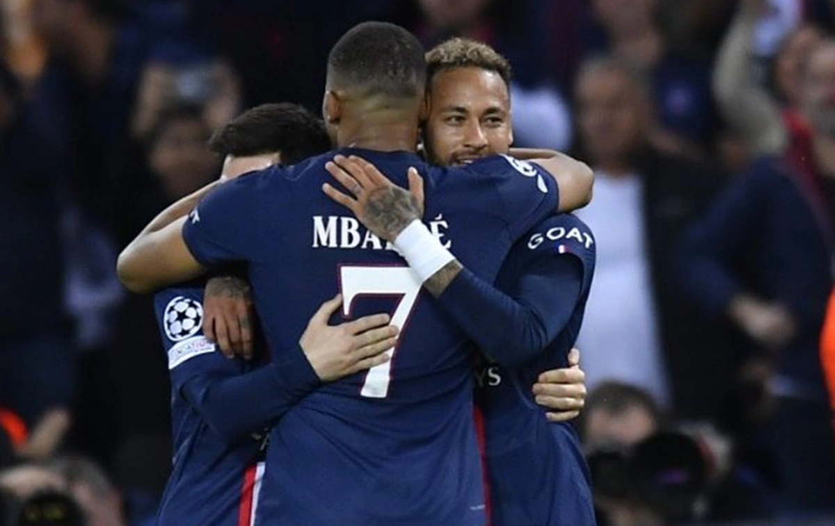 Messi, Neymar e Mbappé dão show e PSG goleia