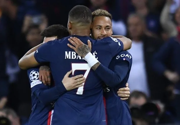 Messi, Neymar e Mbappé dão show e PSG goleia