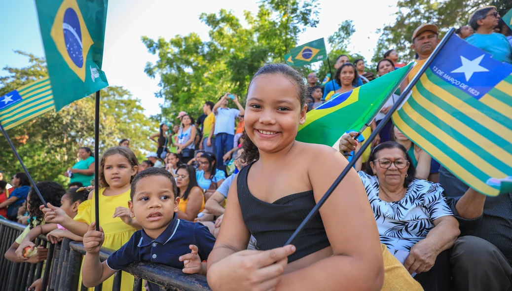 Milhares de pessoas compareceram ao desfile