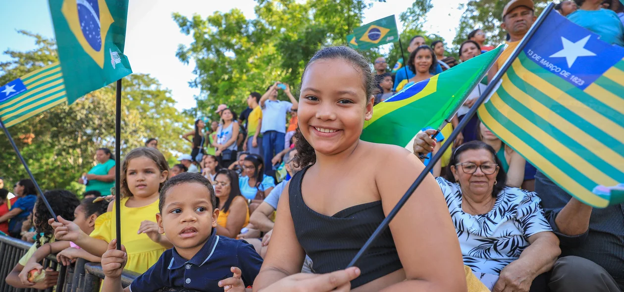 Milhares de pessoas compareceram ao desfile