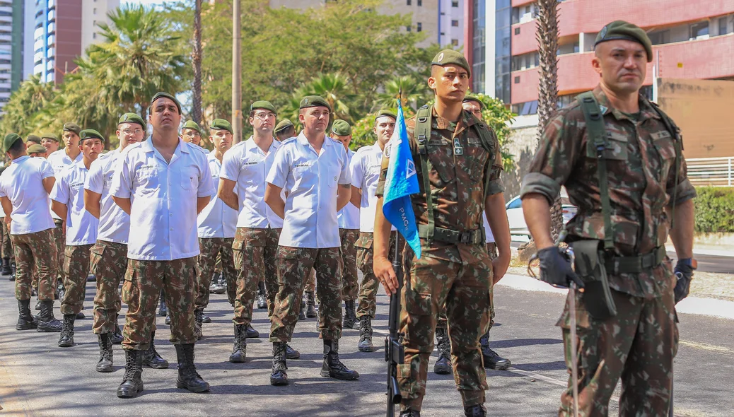 Militares marchando no desfile