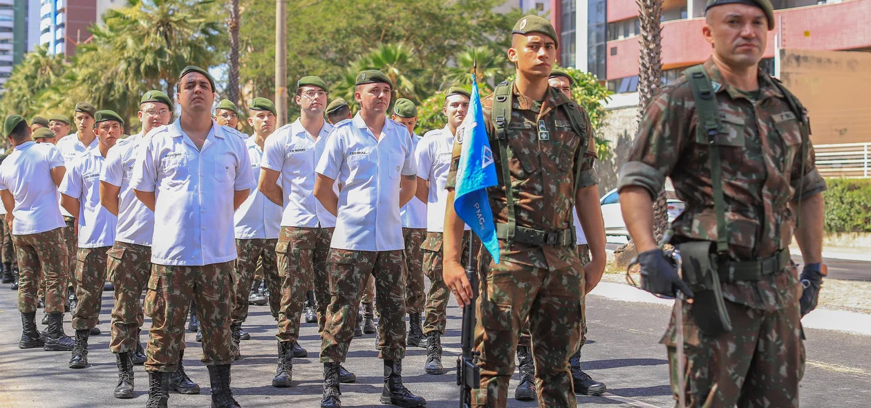 Militares marchando no desfile