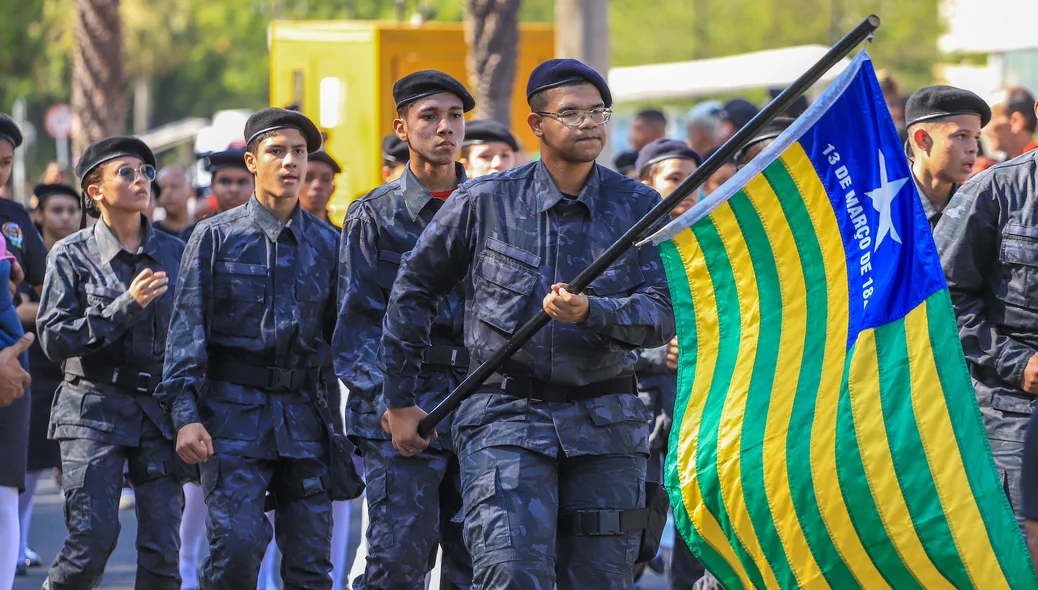 Militares segurando a bandeira do Piauí