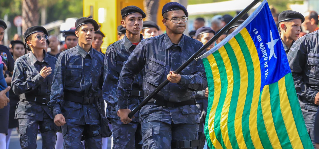 Militares segurando a bandeira do Piauí