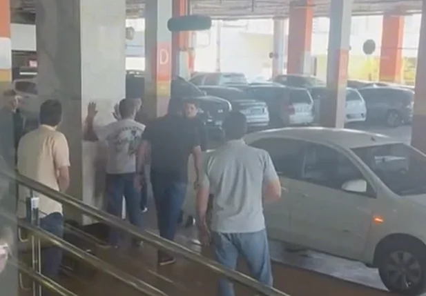 Momento da abordagem da PF ao encontrar R$ 1,5 milhão com homem no Teresina Shopping