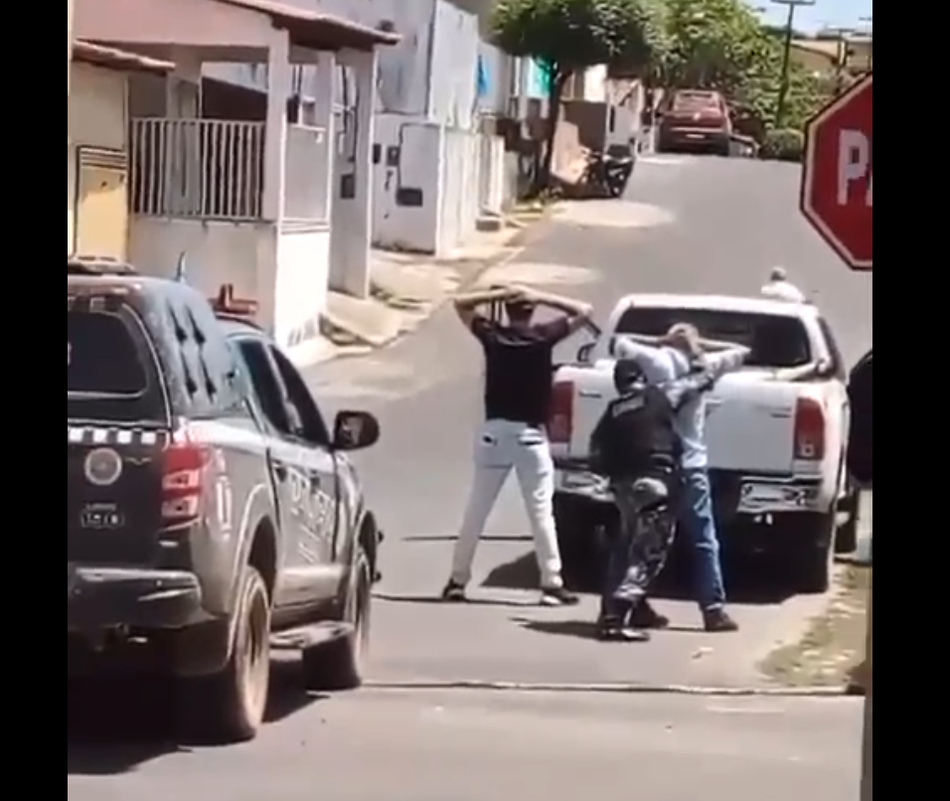 Momento em que a Polícia Militar aborda os perseguidores