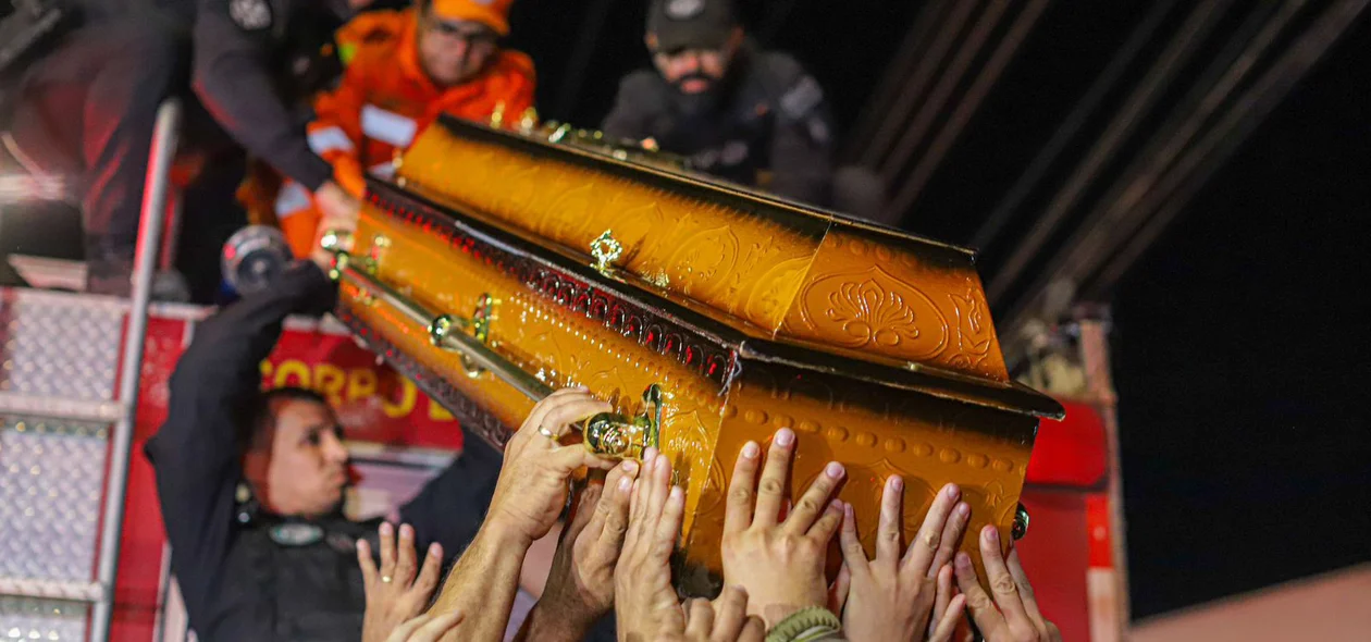 Momento em que colocam caixão do policial Marcelo Costa no carro do Corpo de Bombeiros