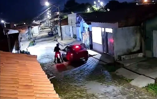 Momento em que pastor é baleado no bairro Promorar