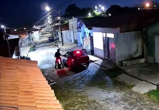 Momento em que pastor é baleado no bairro Promorar