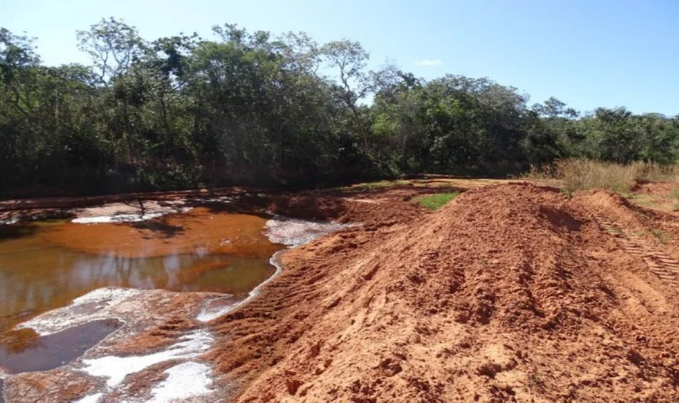 Montante da estrutura de contenção dos sedimentos com coloração avermelhada