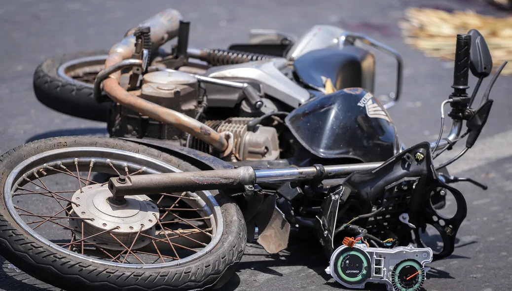 Motocicleta envolvida no acidente na Avenida Zequinha Freire