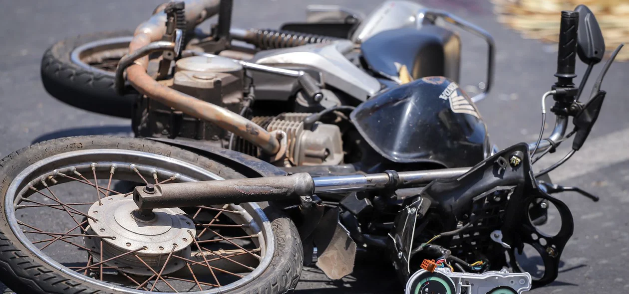 Motocicleta envolvida no acidente na Avenida Zequinha Freire