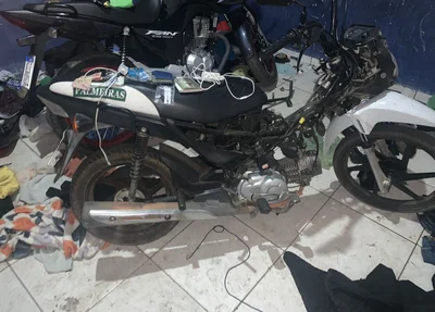 Motocicletas encontradas no desmanche no bairro Promorar