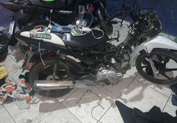 Motocicletas encontradas no desmanche no bairro Promorar